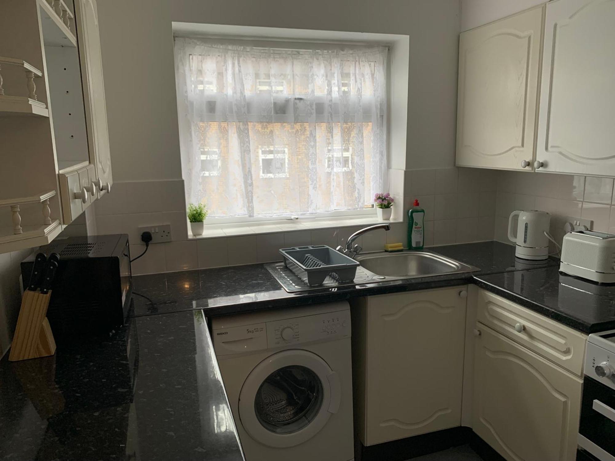 1 Bedroom Flat With Free Parking *