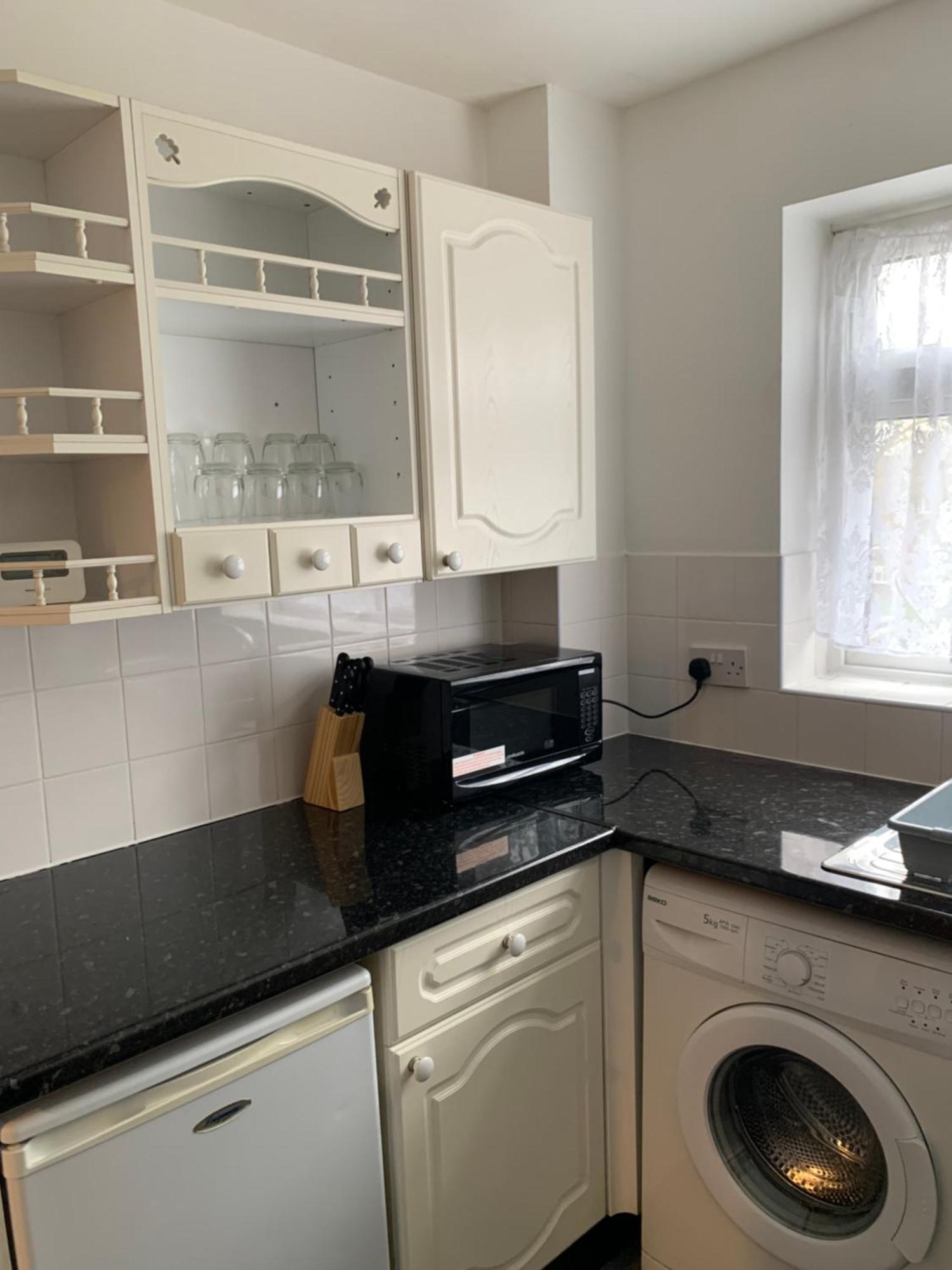 Apartment 1 Bedroom Flat With Free Parking *